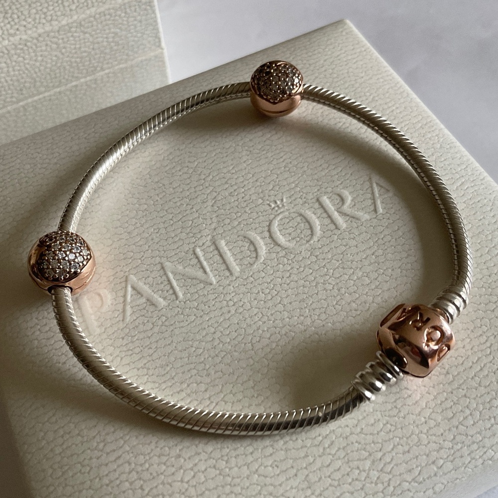 Pandora rose gold clasp bracelet with two rose gold clasps